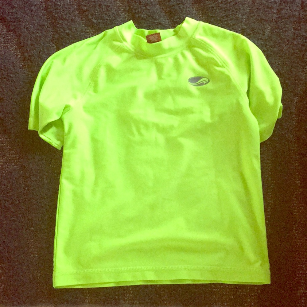 🐠 Bright green rash guard!